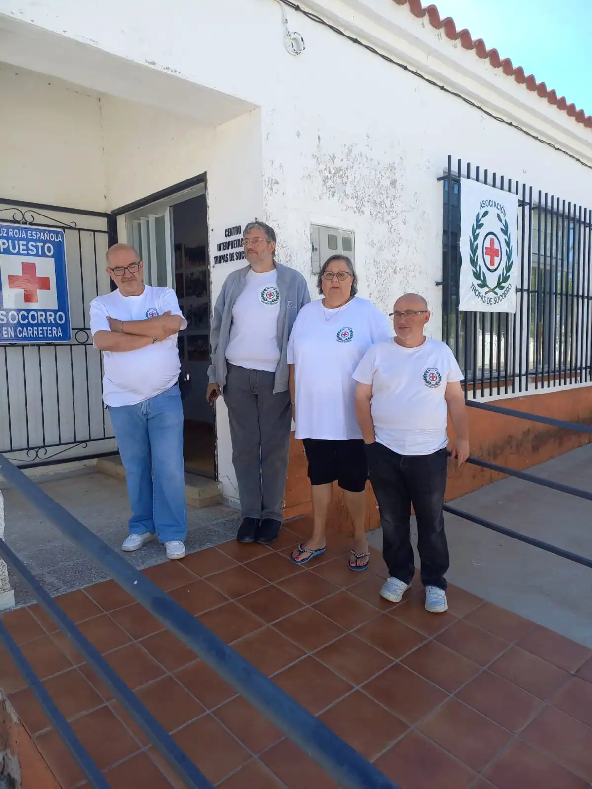 Algunos integrantes de la asociacione en la puerta del centro de interpretación